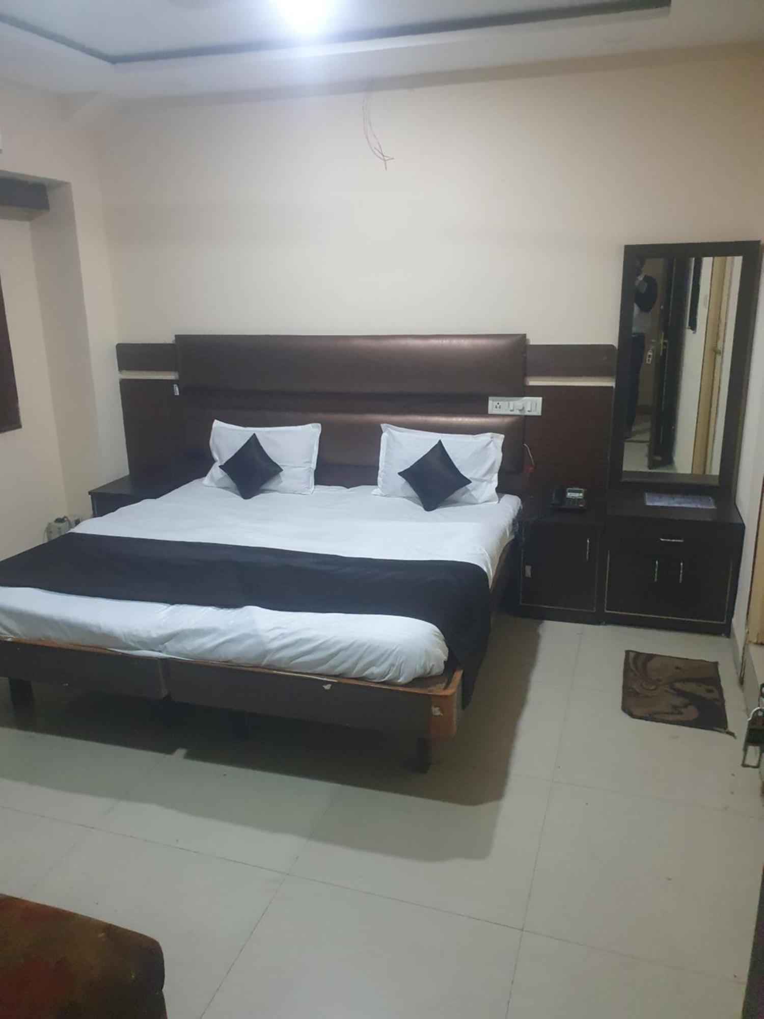 Hotel Anmol Ambikāpur Стая снимка